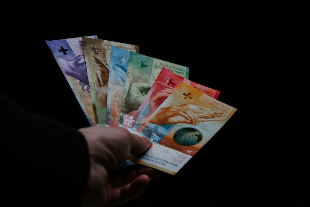 Osoba trzyma w dłoni banknoty